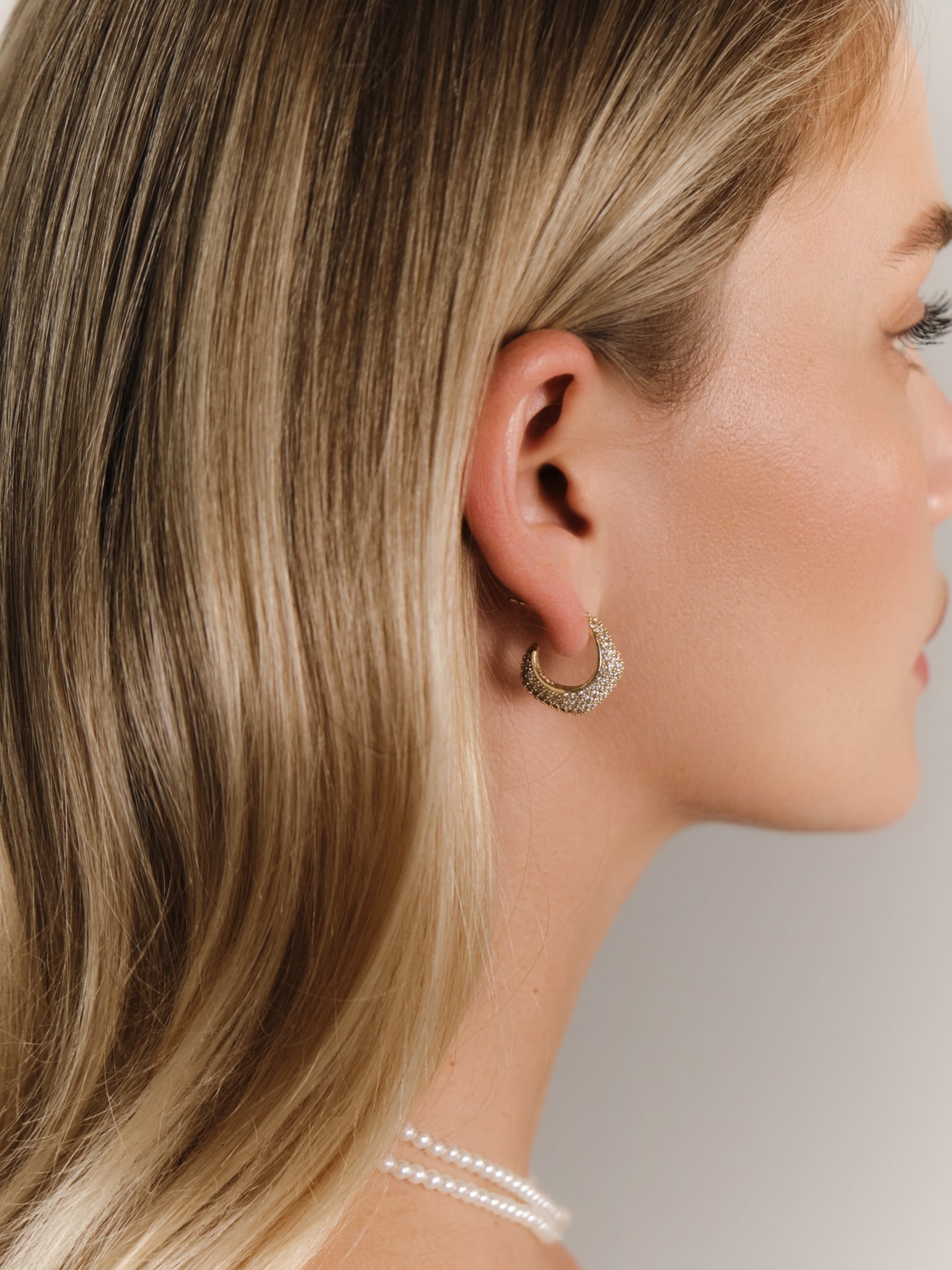 Дутые серьги-полукольца в стразах :: LICHI - Online fashion store