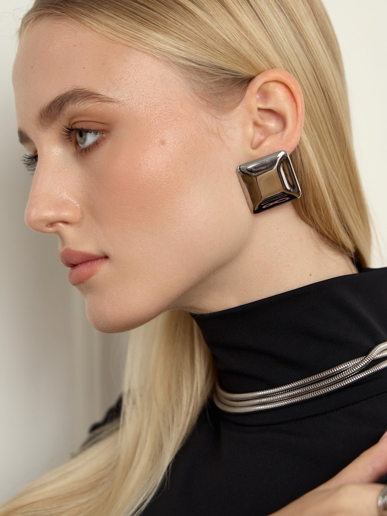 Quadratische Ohrstecker aus glänzendem Metall