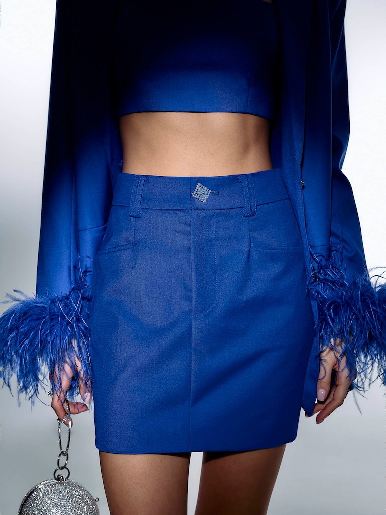 Minijupe avec patte de boutonnage accentuée