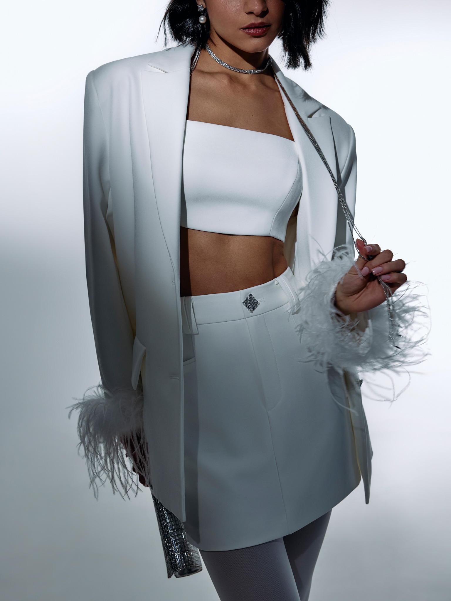 Przycięty top na cienkich ramiączkach