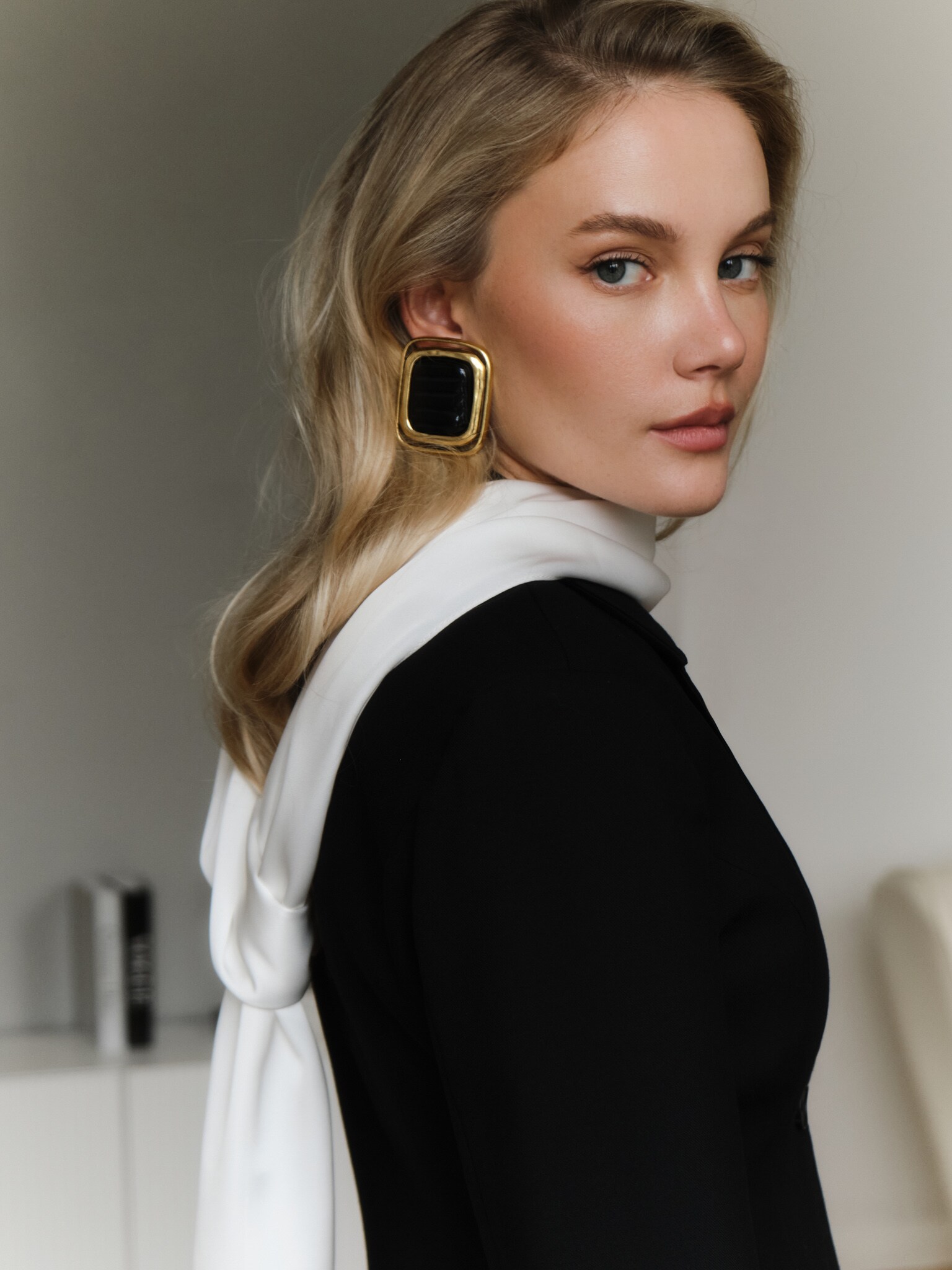 Квадратные серьги-пусеты с контрастной вставкой