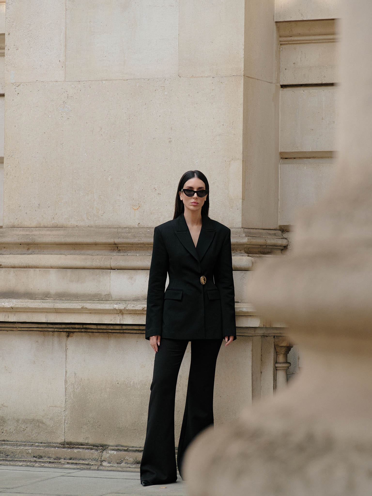 Приталенный жакет с акцентной брошью