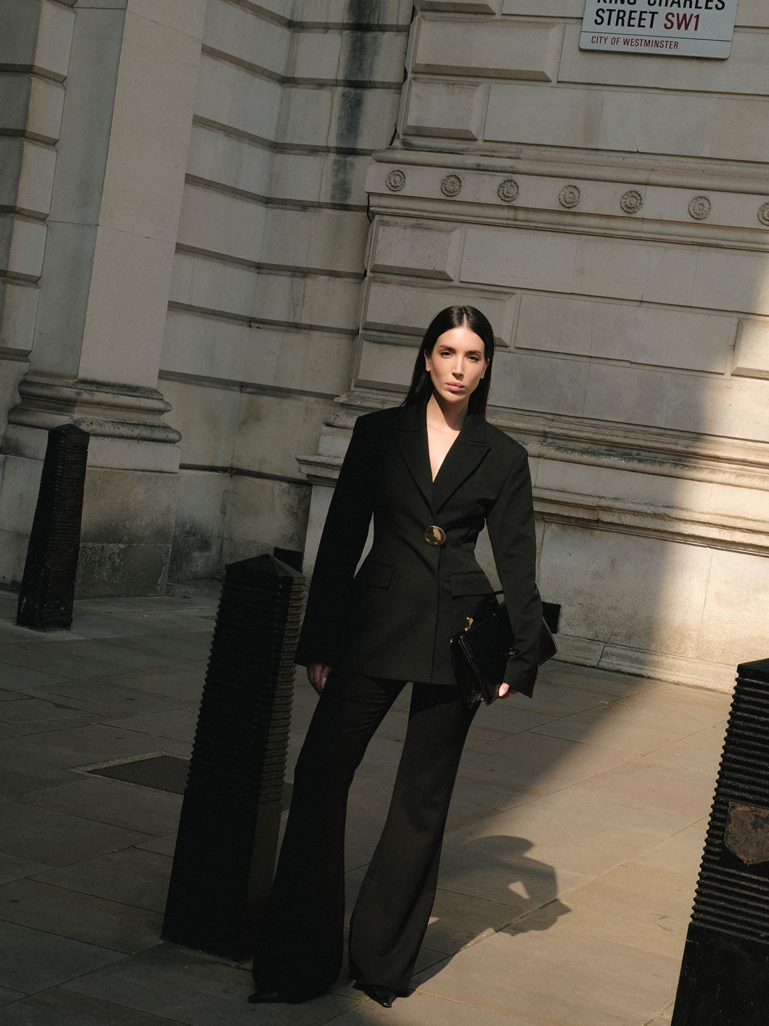 Приталенный жакет с акцентной брошью