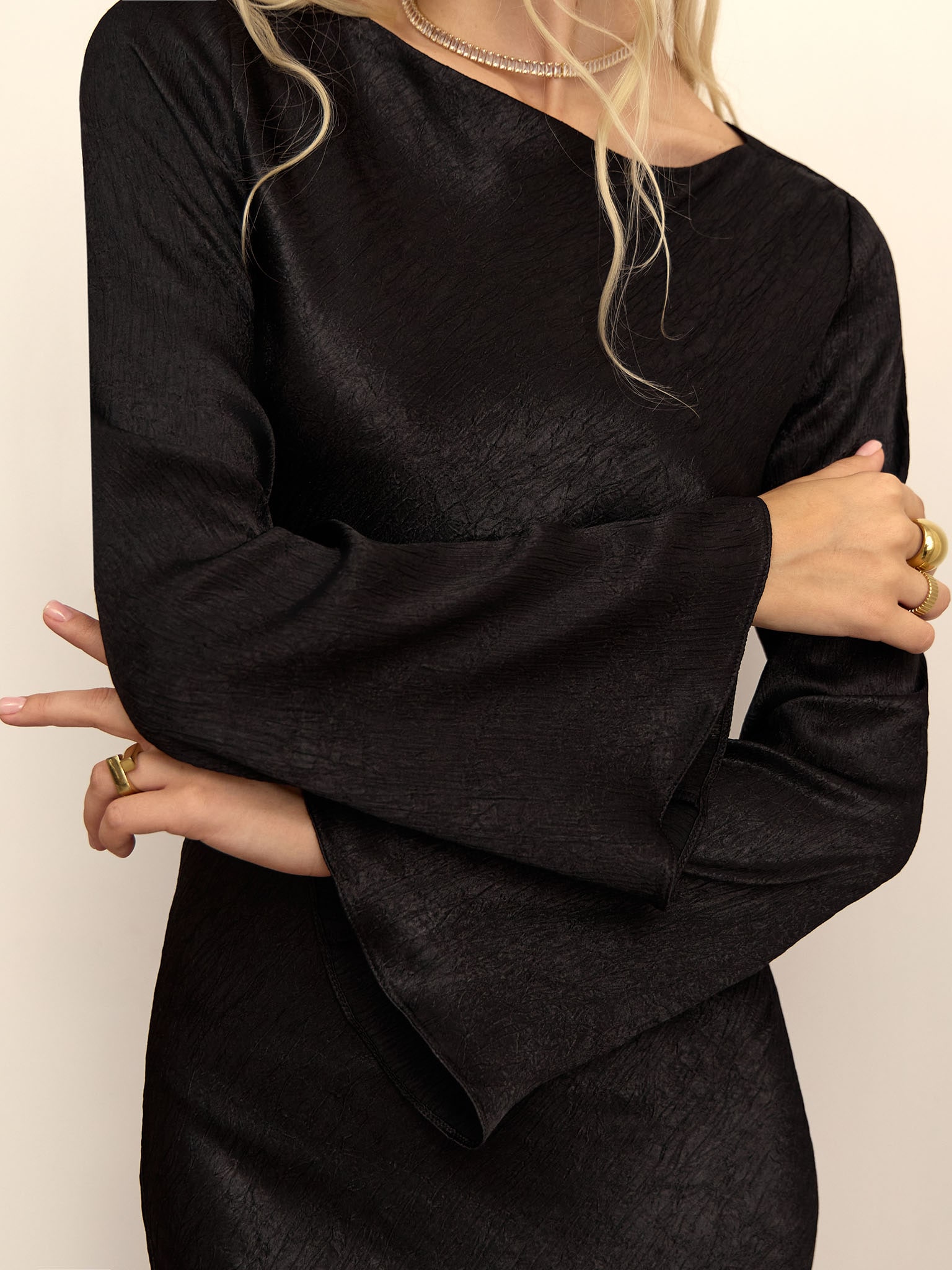 Приталенное платье макси из фактурной ткани