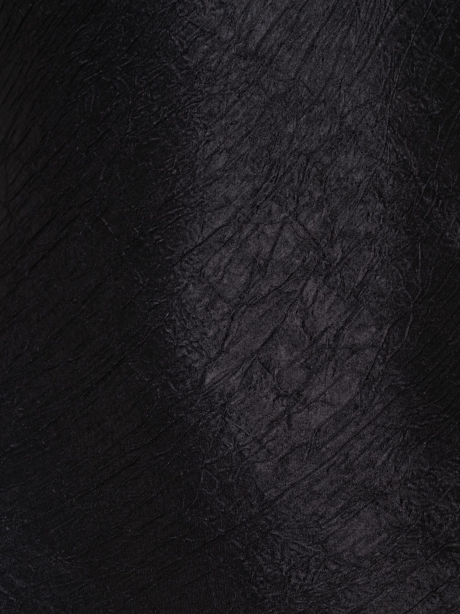 Приталенное платье макси из фактурной ткани