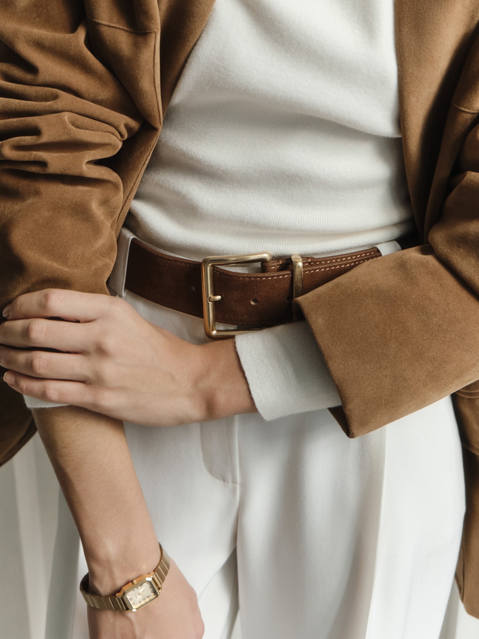 Ceinture en cuir avec clous métalliques