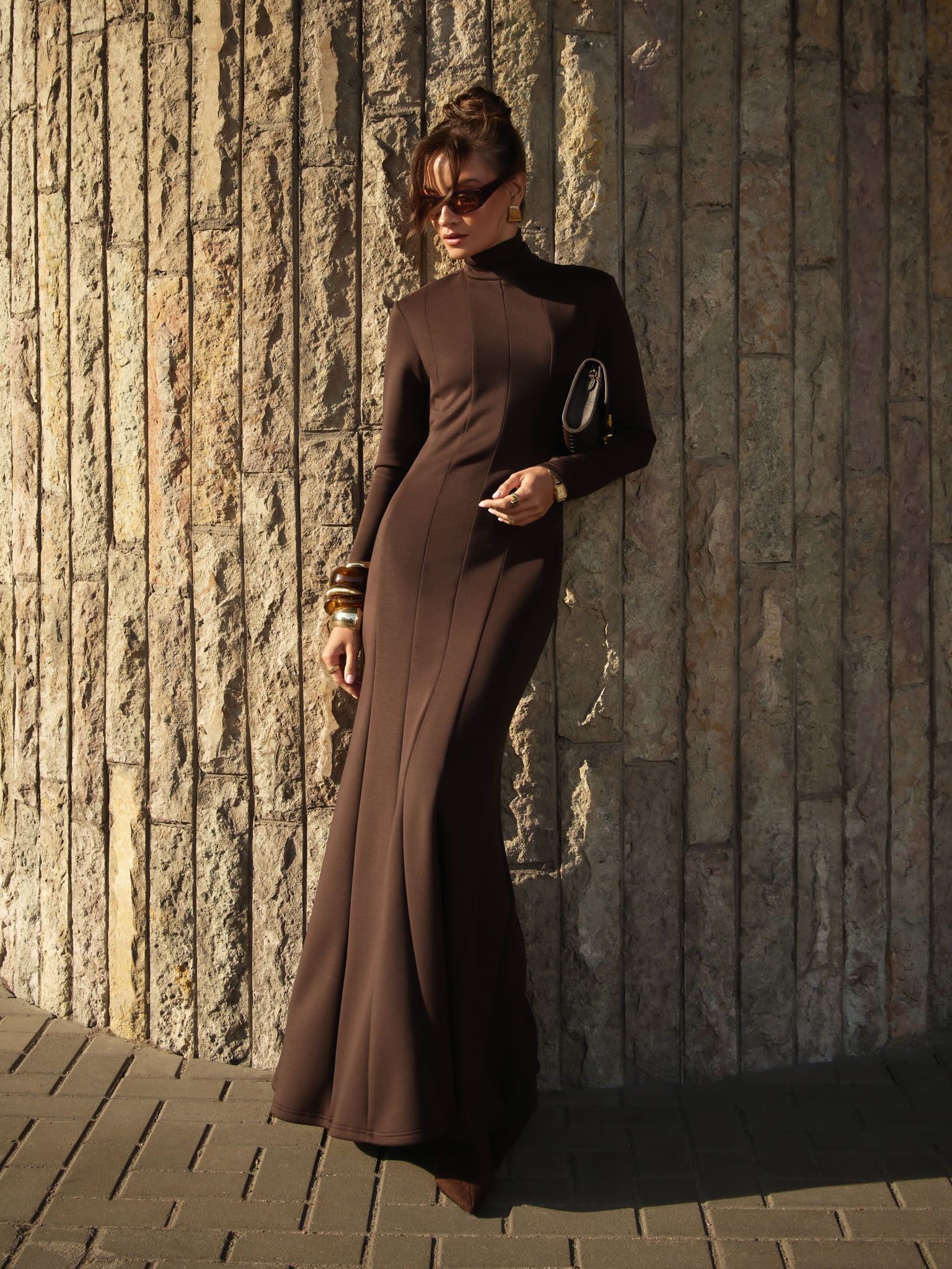 Трикотажное платье макси с декоративными вертикальными швами