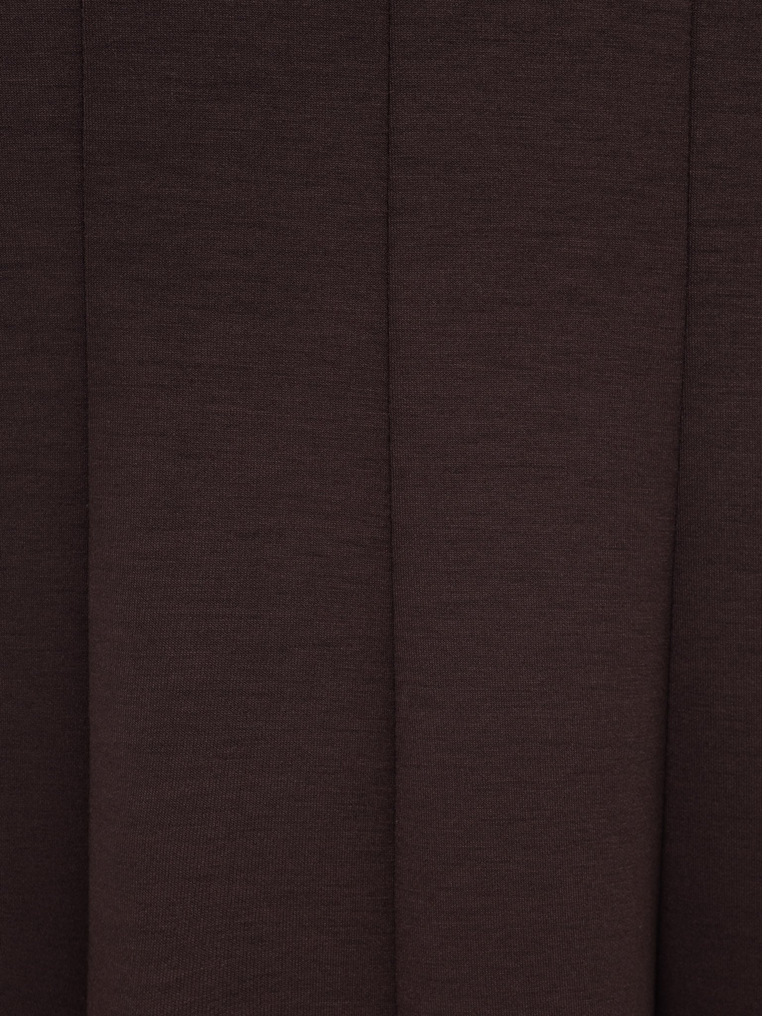 Трикотажное платье макси с декоративными вертикальными швами