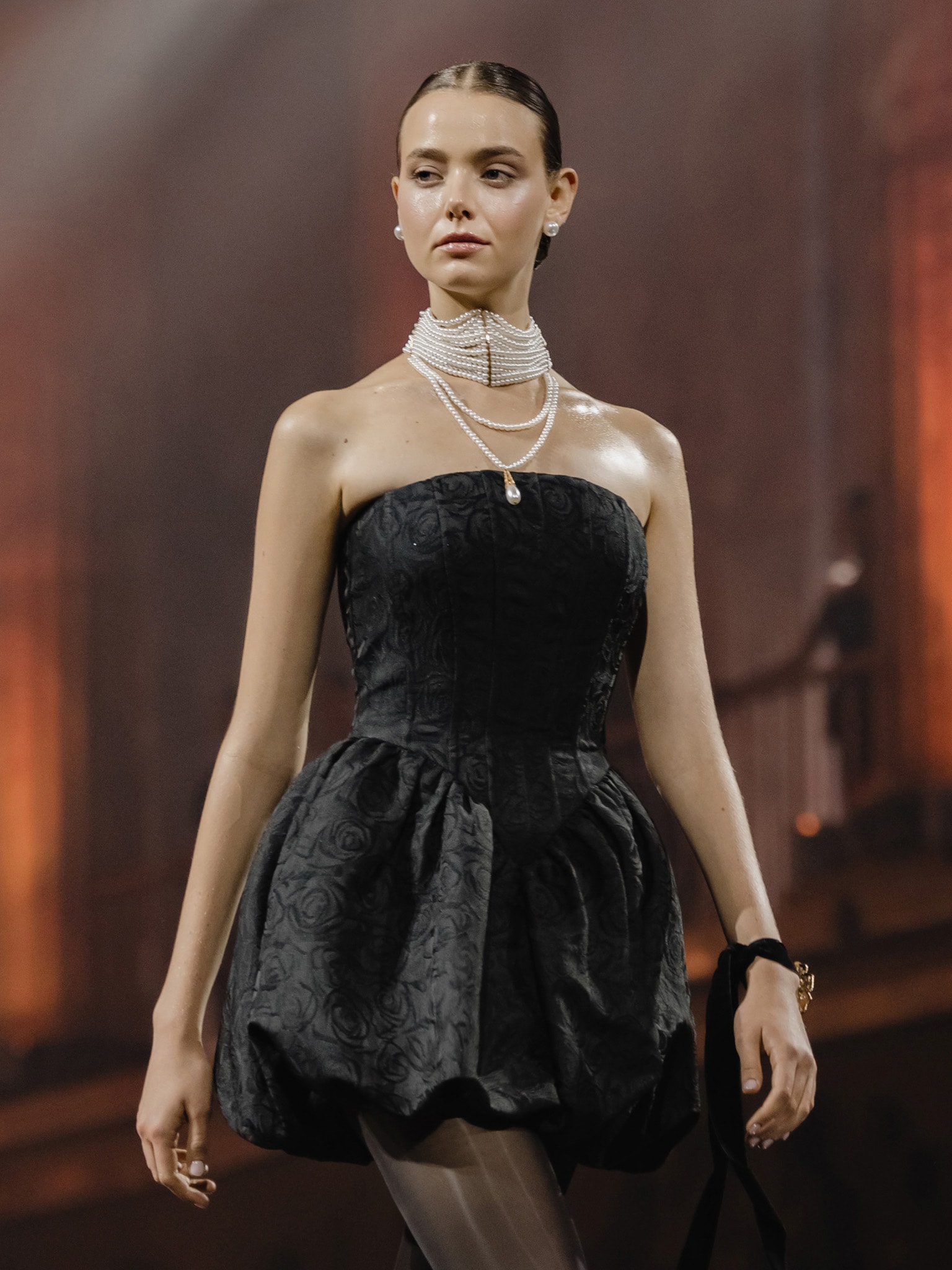 فستان جاكار قصير بأكتاف مفتوحة