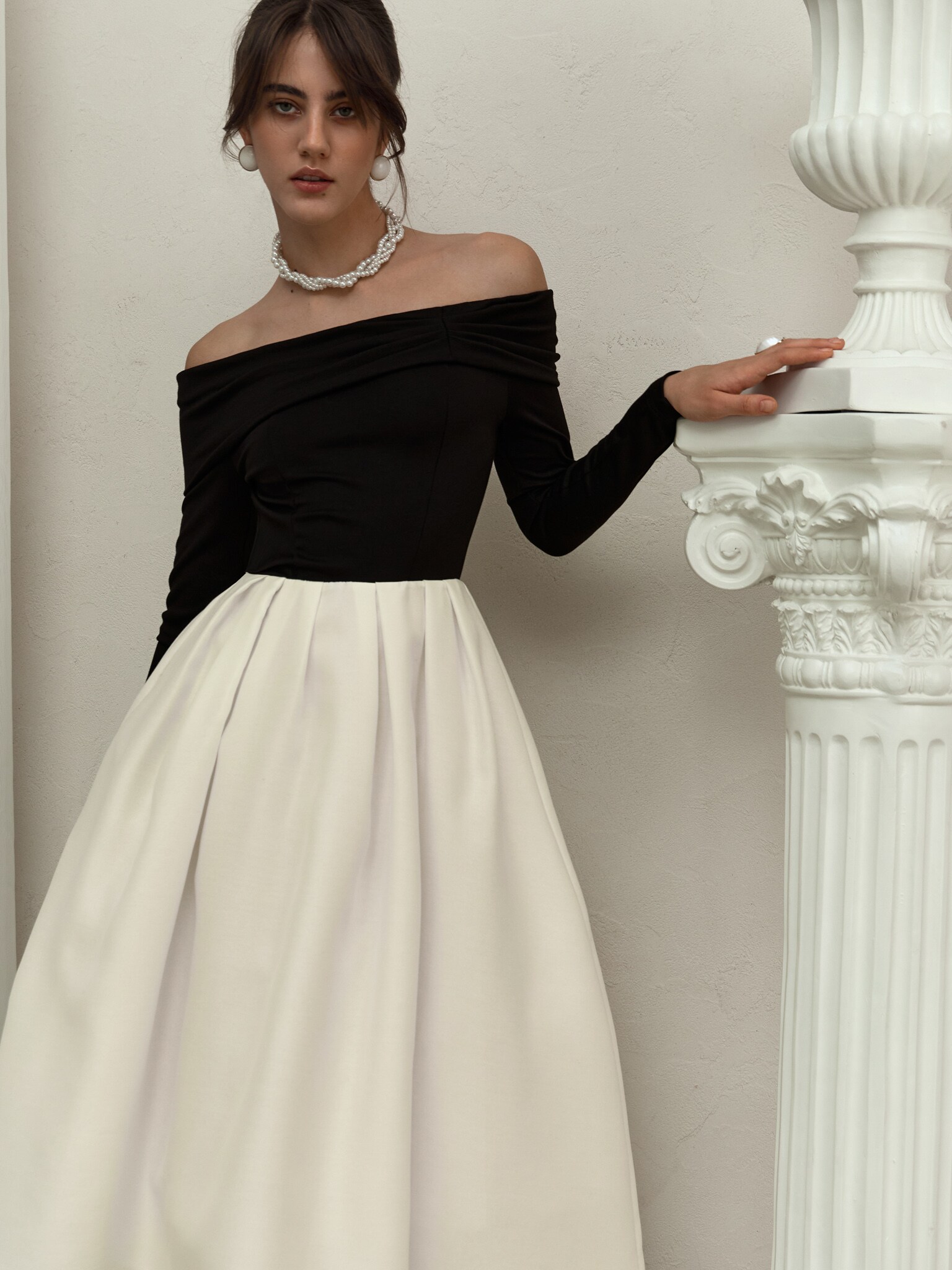 Sukienka midi z kontrastową satynową spódnicą