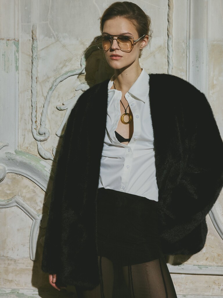 Kurzer Eco-Pelzmantel ohne Kragen