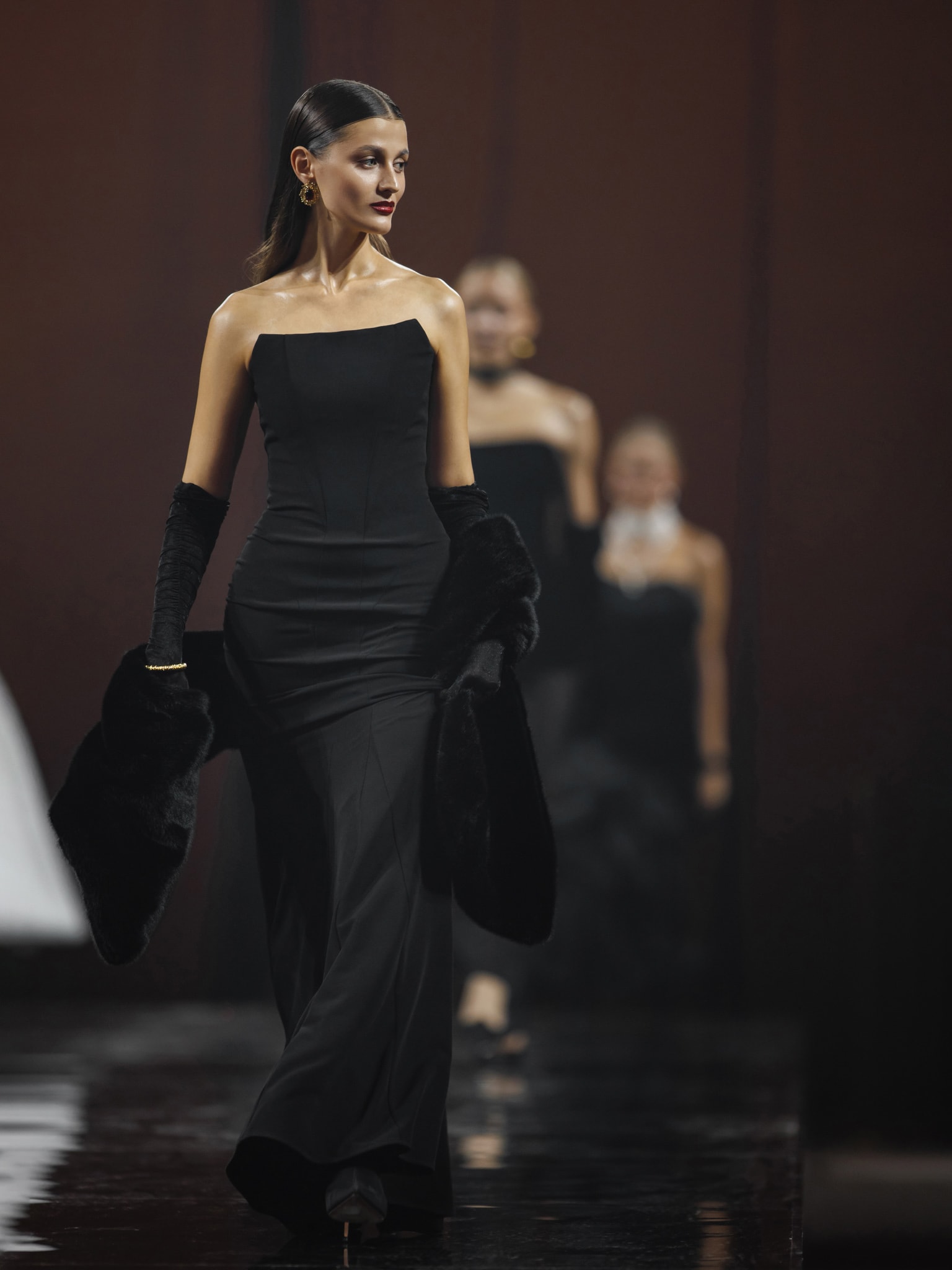 Приталенное платье макси с открытыми плечами :: LICHI - Online fashion ...