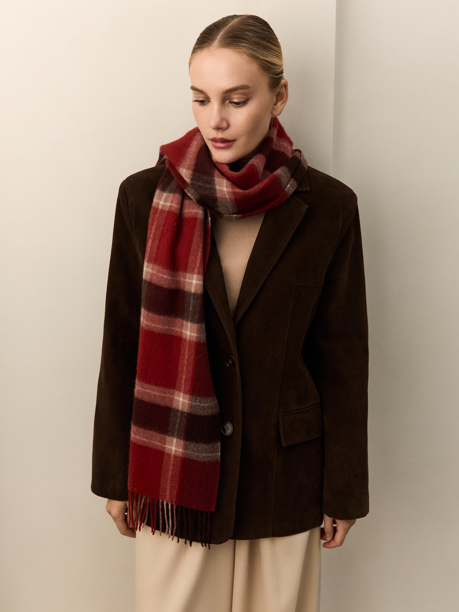 Шарф из шерстяной пряжи в клетку