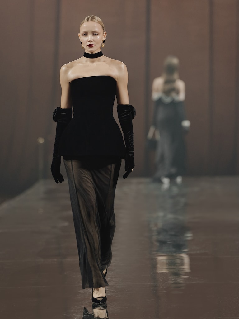 Set aus Mikro-Shorts und semitransparentem, bodenlangem Rock