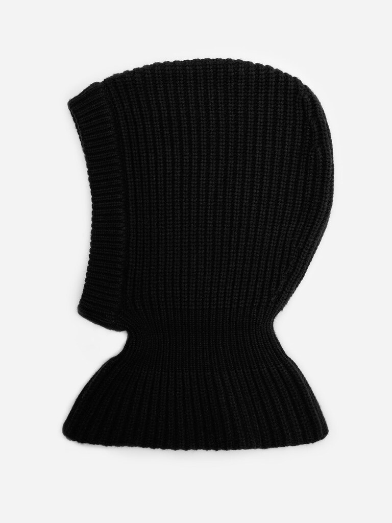 Knitted bonnet with ribbed details