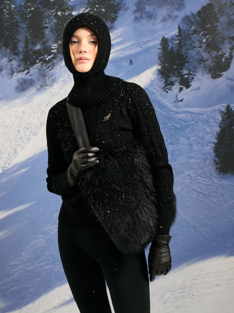 Капор из вязаного трикотажа с деталями в рубчик