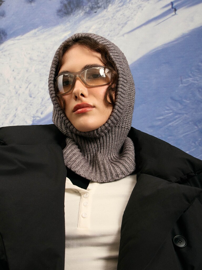 Капор из вязаного трикотажа с деталями в рубчик