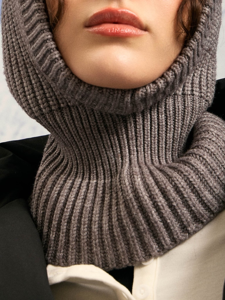 Капор из вязаного трикотажа с деталями в рубчик