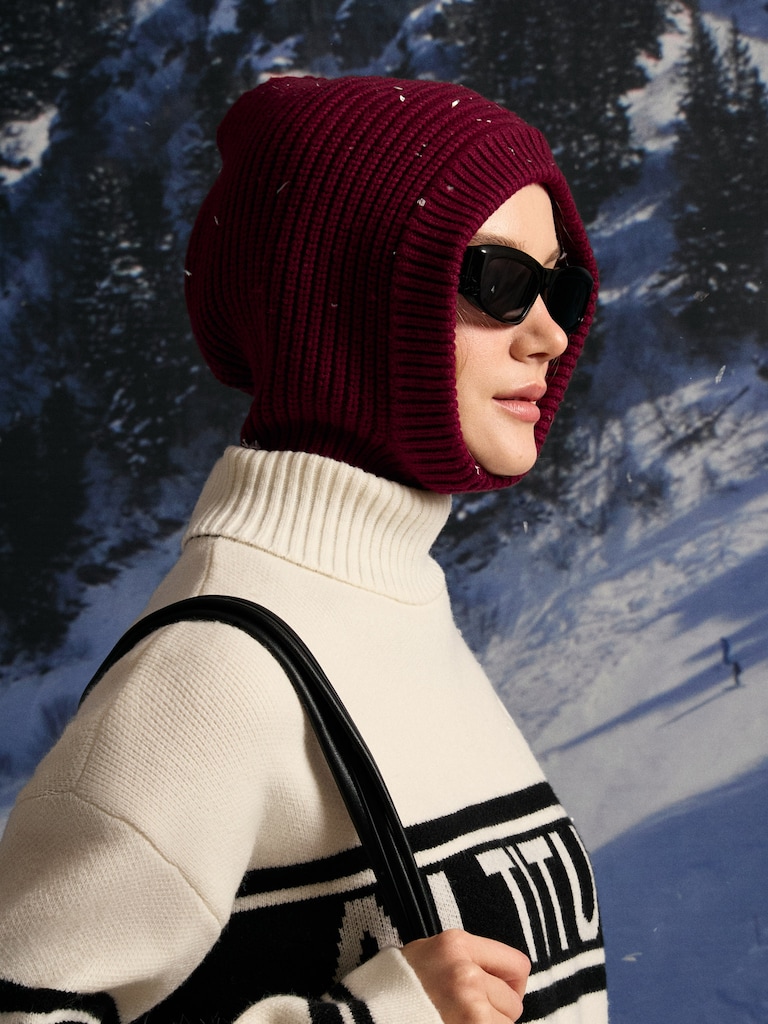 Капор из вязаного трикотажа с деталями в рубчик