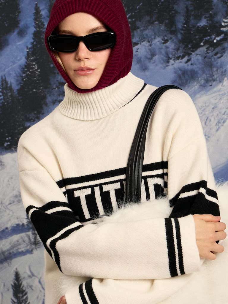 Капор из вязаного трикотажа с деталями в рубчик