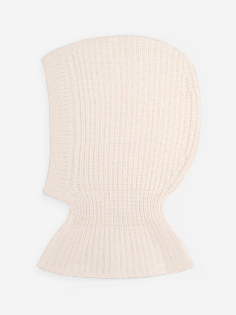 Капор из вязаного трикотажа с деталями в рубчик
