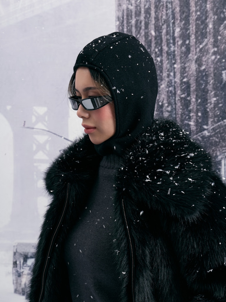 Капор гладкой вязки из пряжи с шерстью