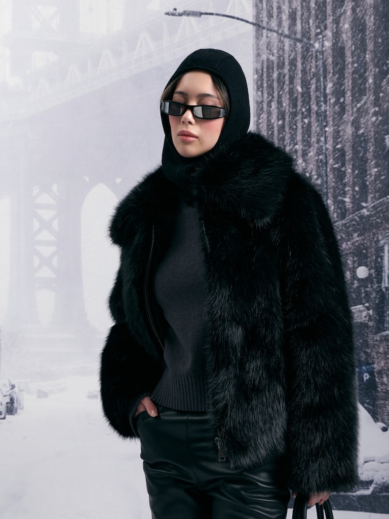 Капор гладкой вязки из пряжи с шерстью