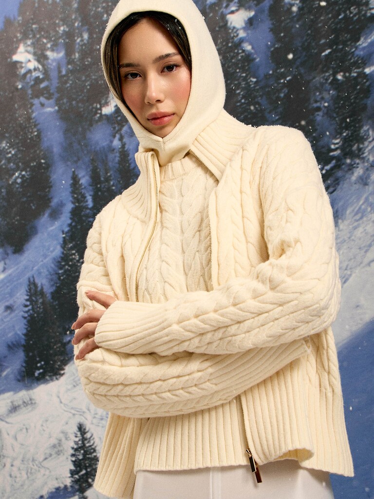 Капор гладкой вязки из пряжи с шерстью