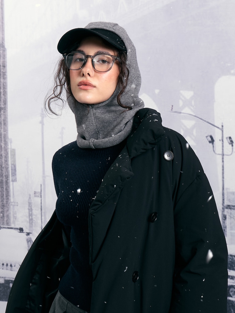 Smooth knitted bonnet made from woolen yarn