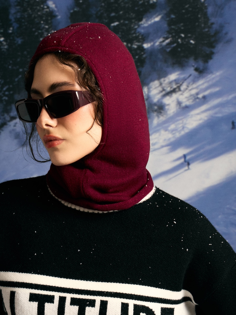 Капор гладкой вязки из пряжи с шерстью