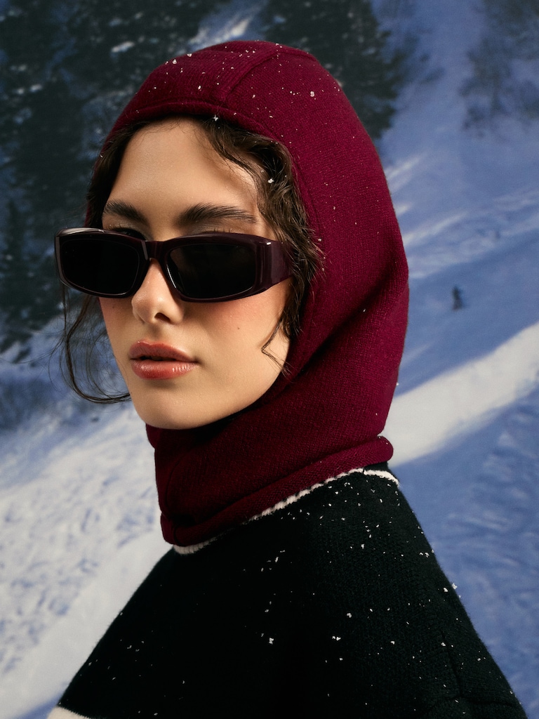 Капор гладкой вязки из пряжи с шерстью