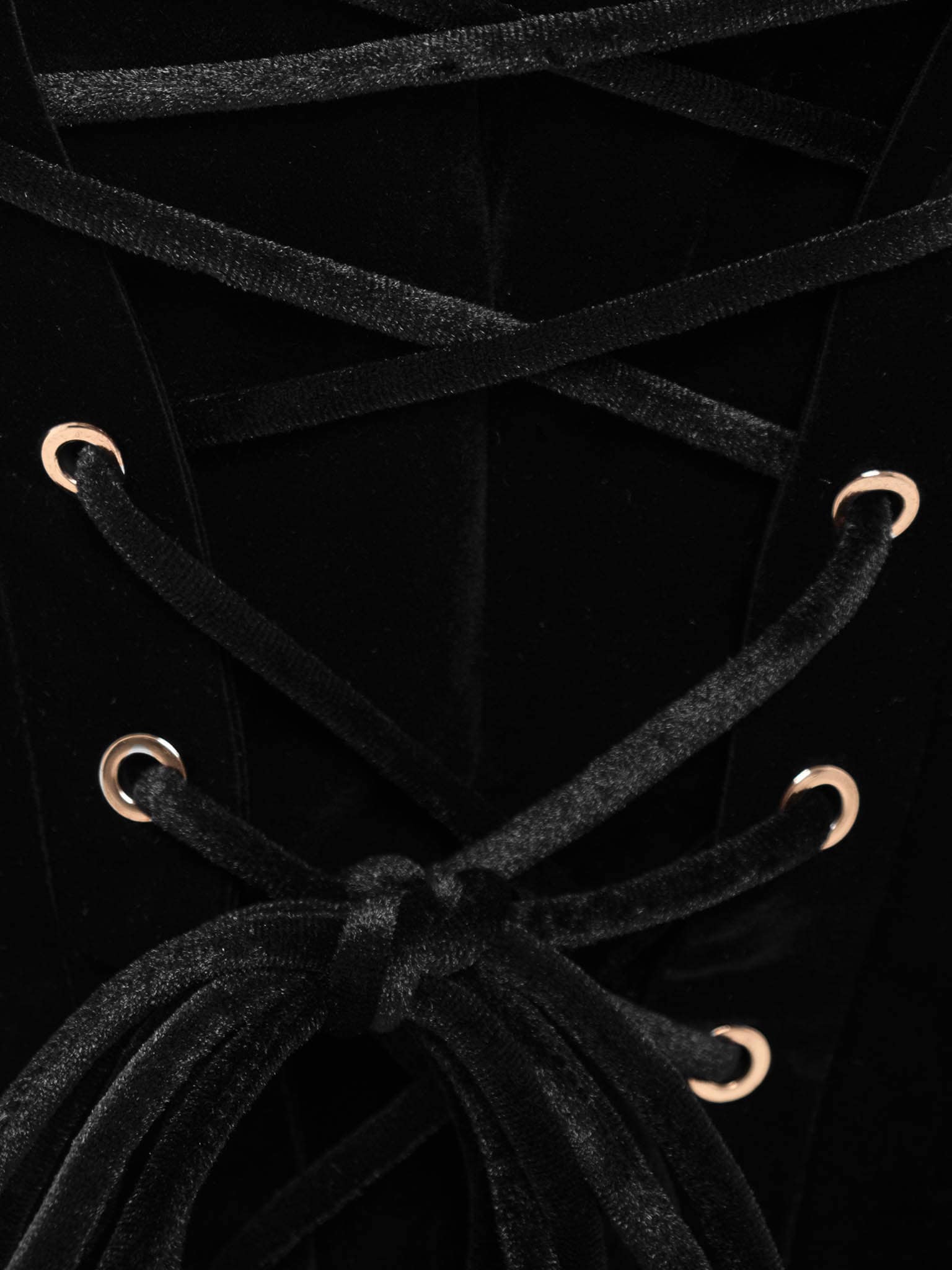 Aksamitna sukienka mini z bufiastą spódnicą