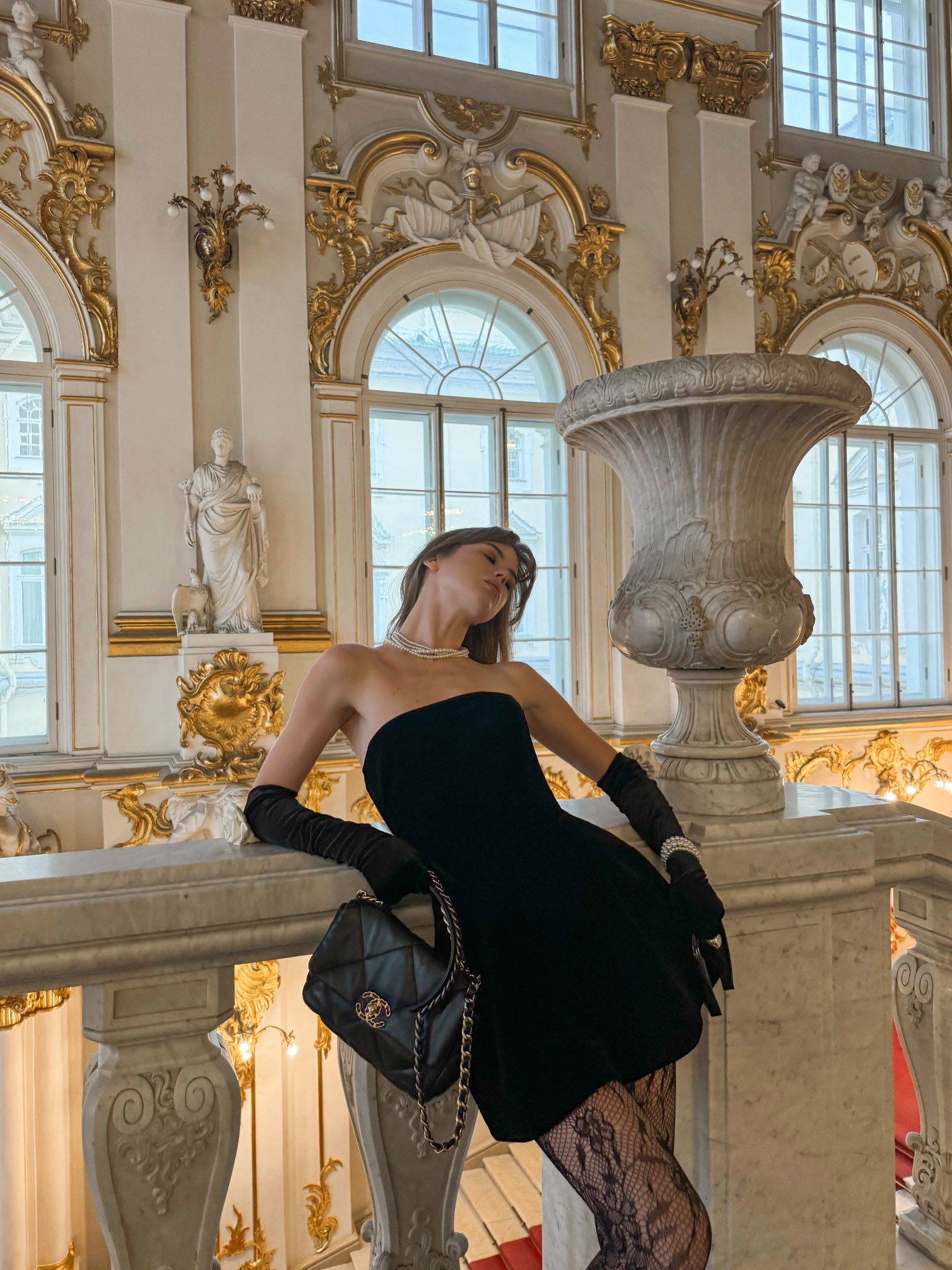 Aksamitna sukienka mini z bufiastą spódnicą