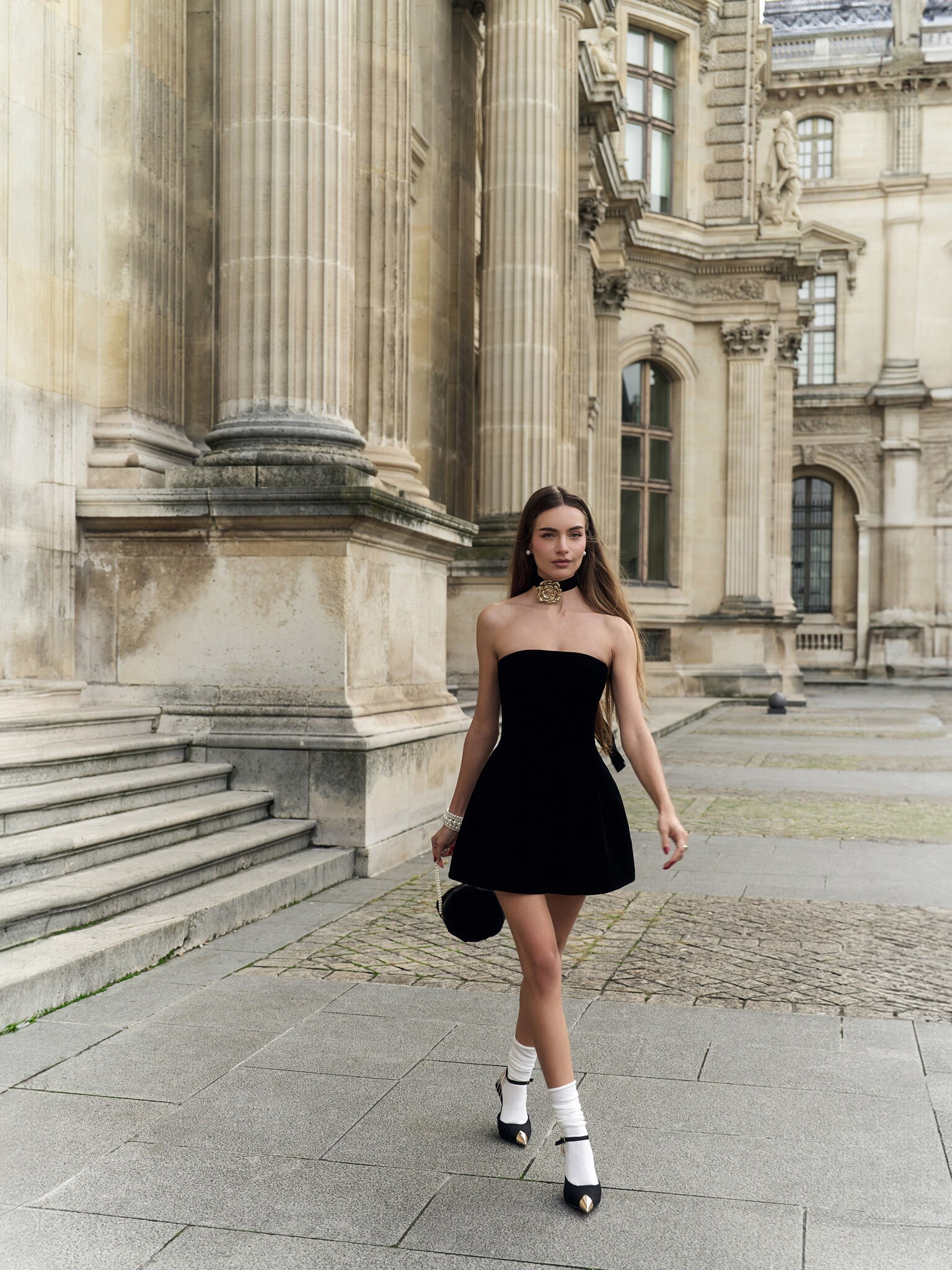 Aksamitna sukienka mini z bufiastą spódnicą