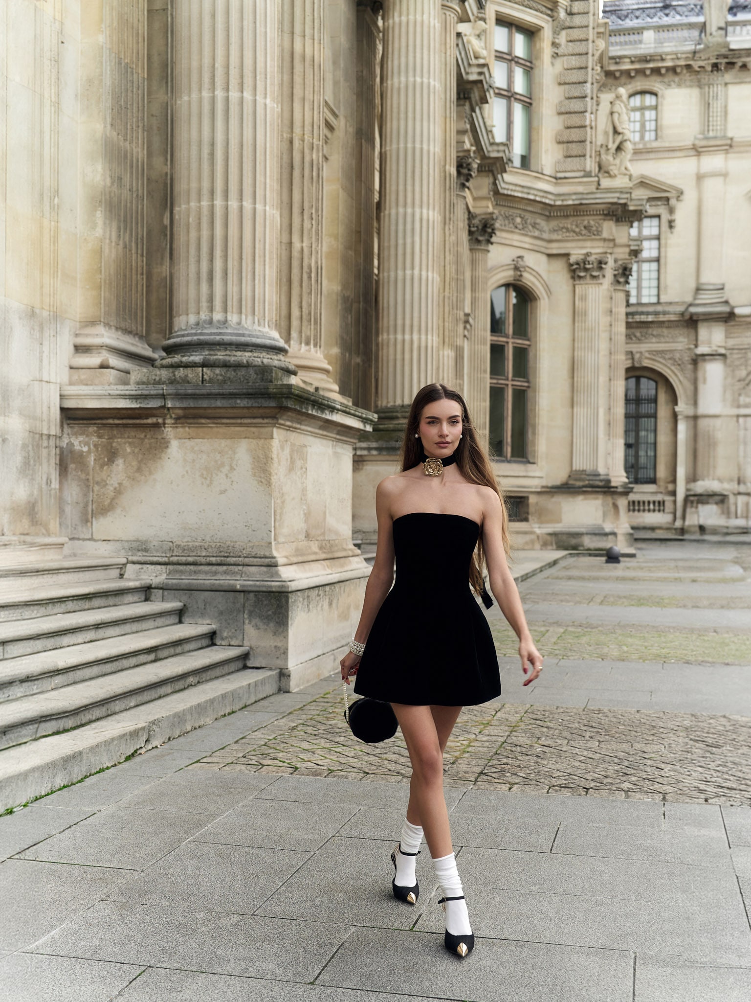 Aksamitna sukienka mini z bufiastą spódnicą