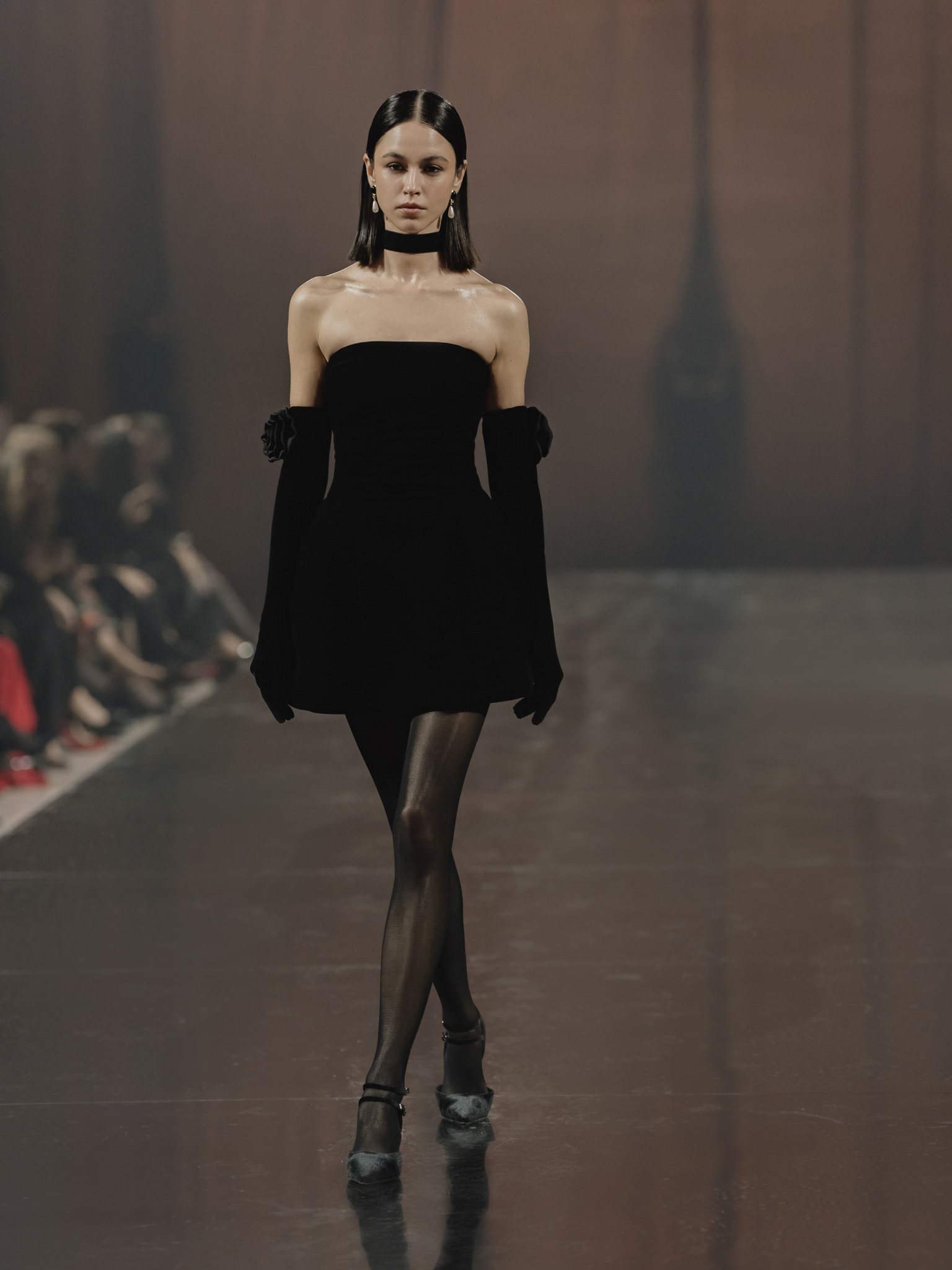 Aksamitna sukienka mini z bufiastą spódnicą