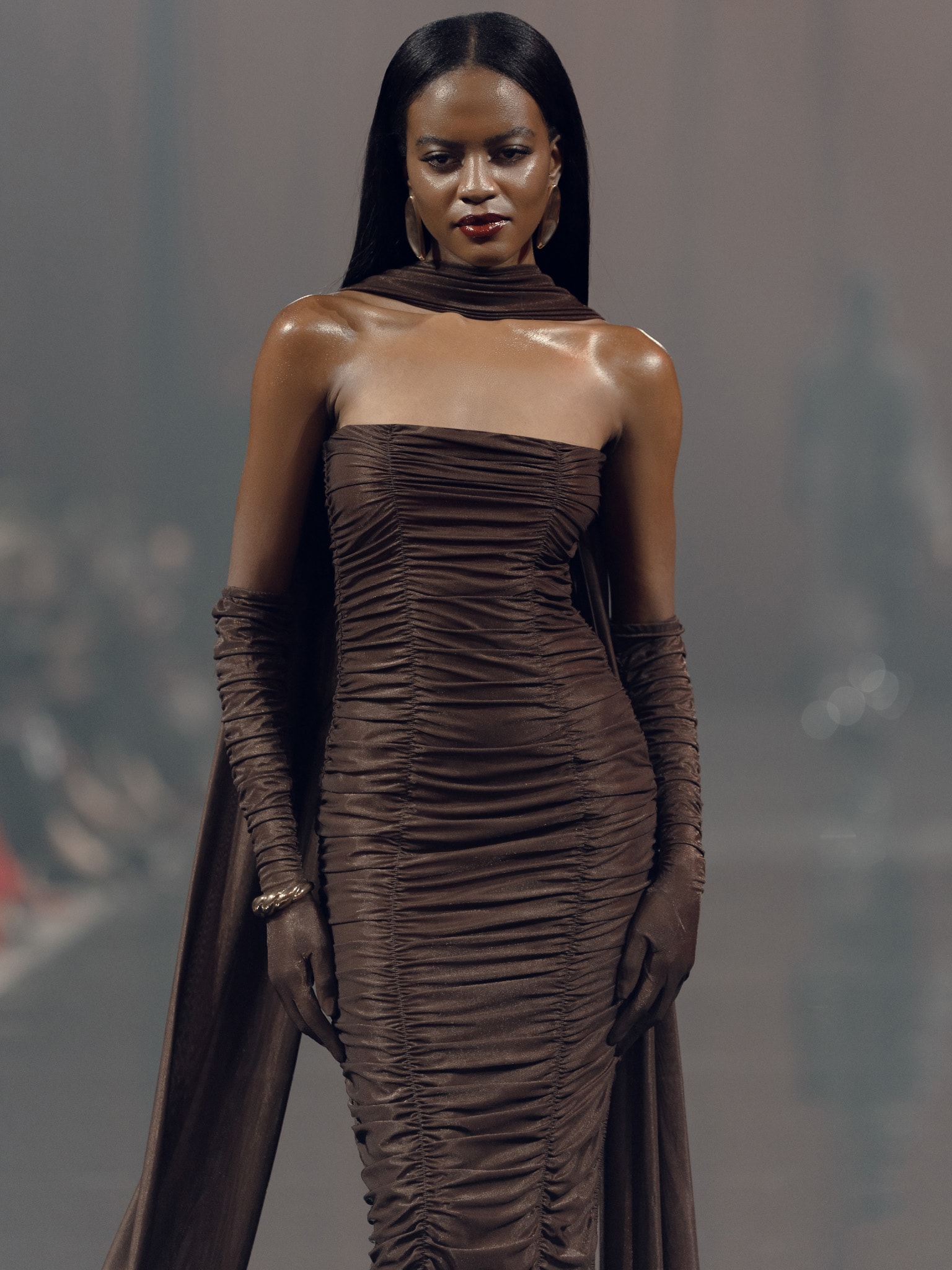 Plisowana sukienka midi z rękawiczkami ton w ton