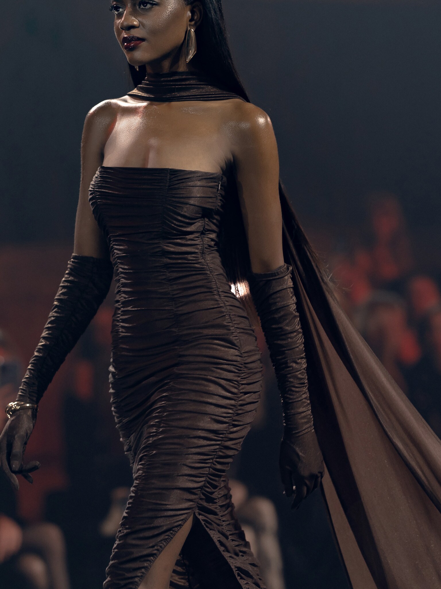 Plisowana sukienka midi z rękawiczkami ton w ton