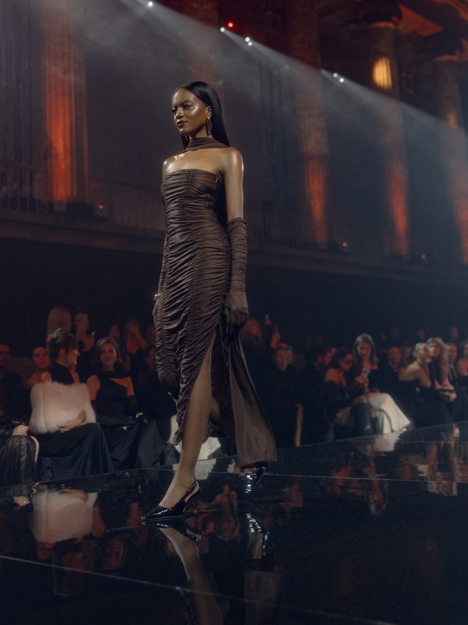 Plisowana sukienka midi z rękawiczkami ton w ton