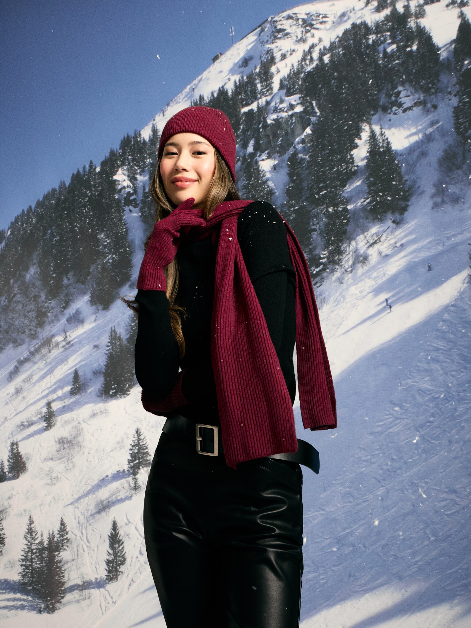 Set of beanie hat, scarf and gloves