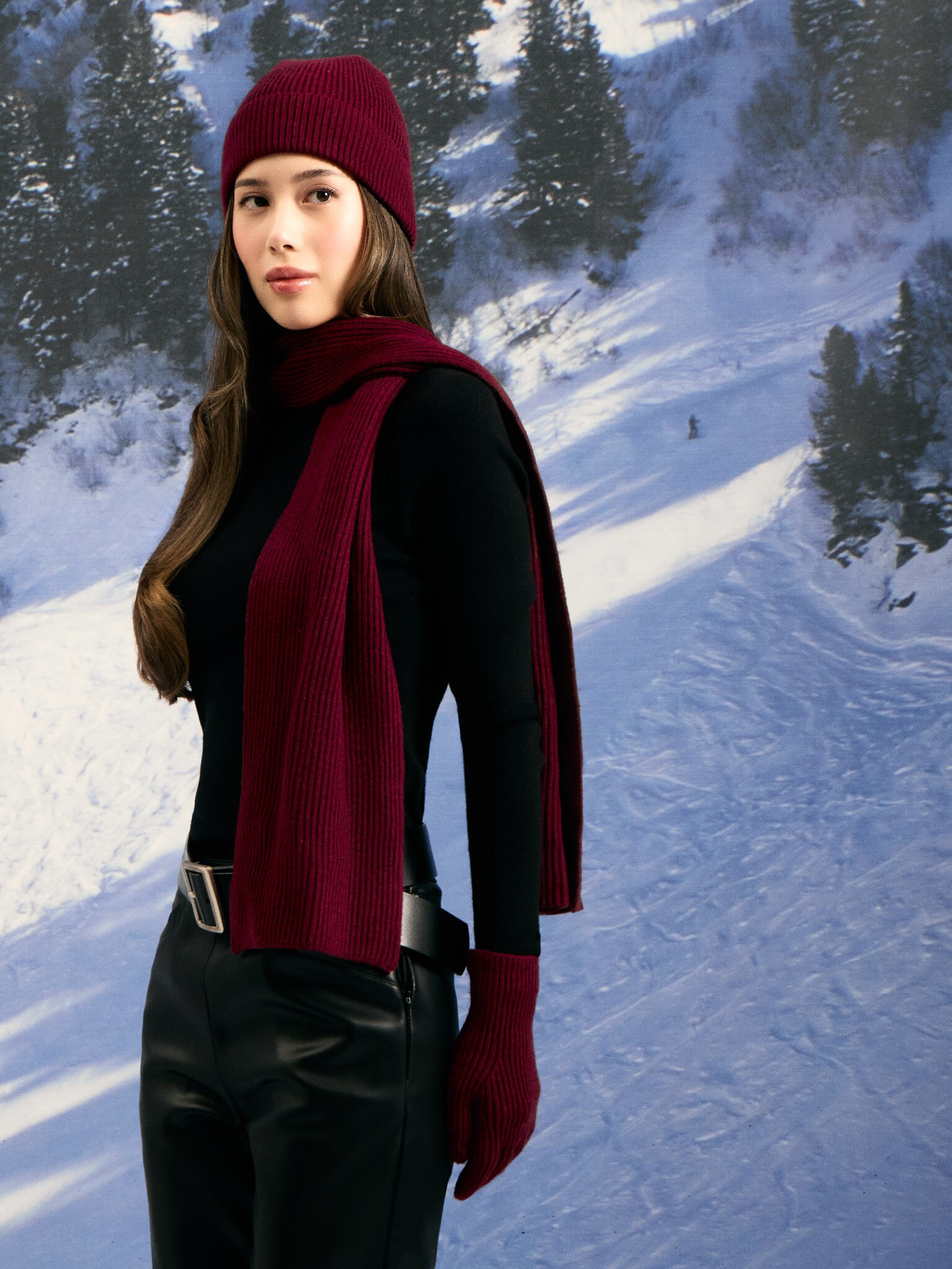 Set of beanie hat, scarf and gloves