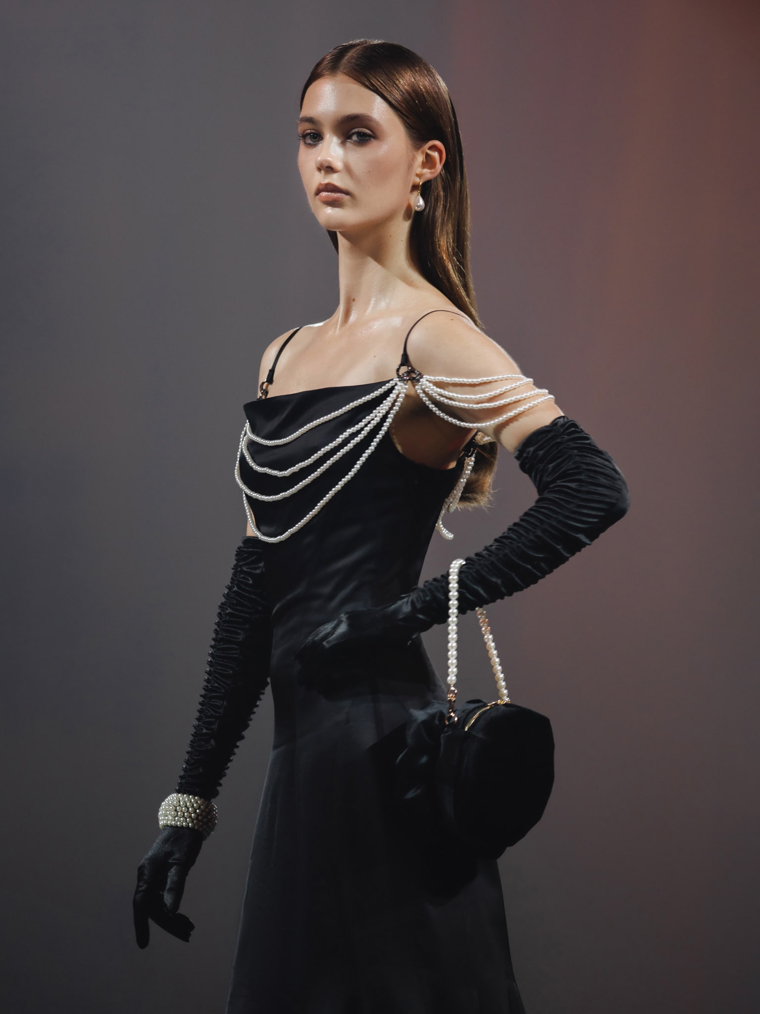 فستان ماكسي مع ديكور لؤلؤي على الصدر