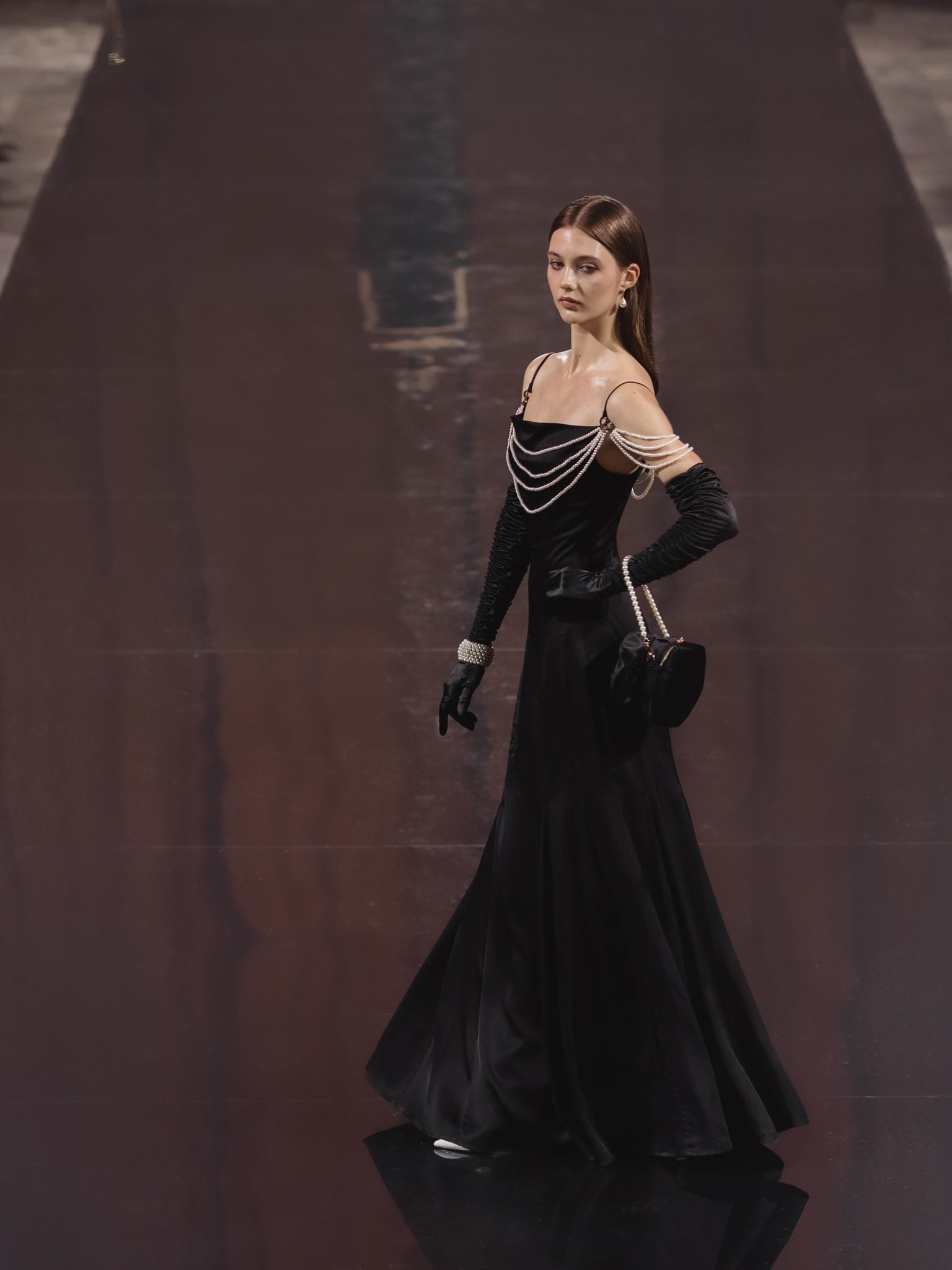 فستان ماكسي مع ديكور لؤلؤي على الصدر