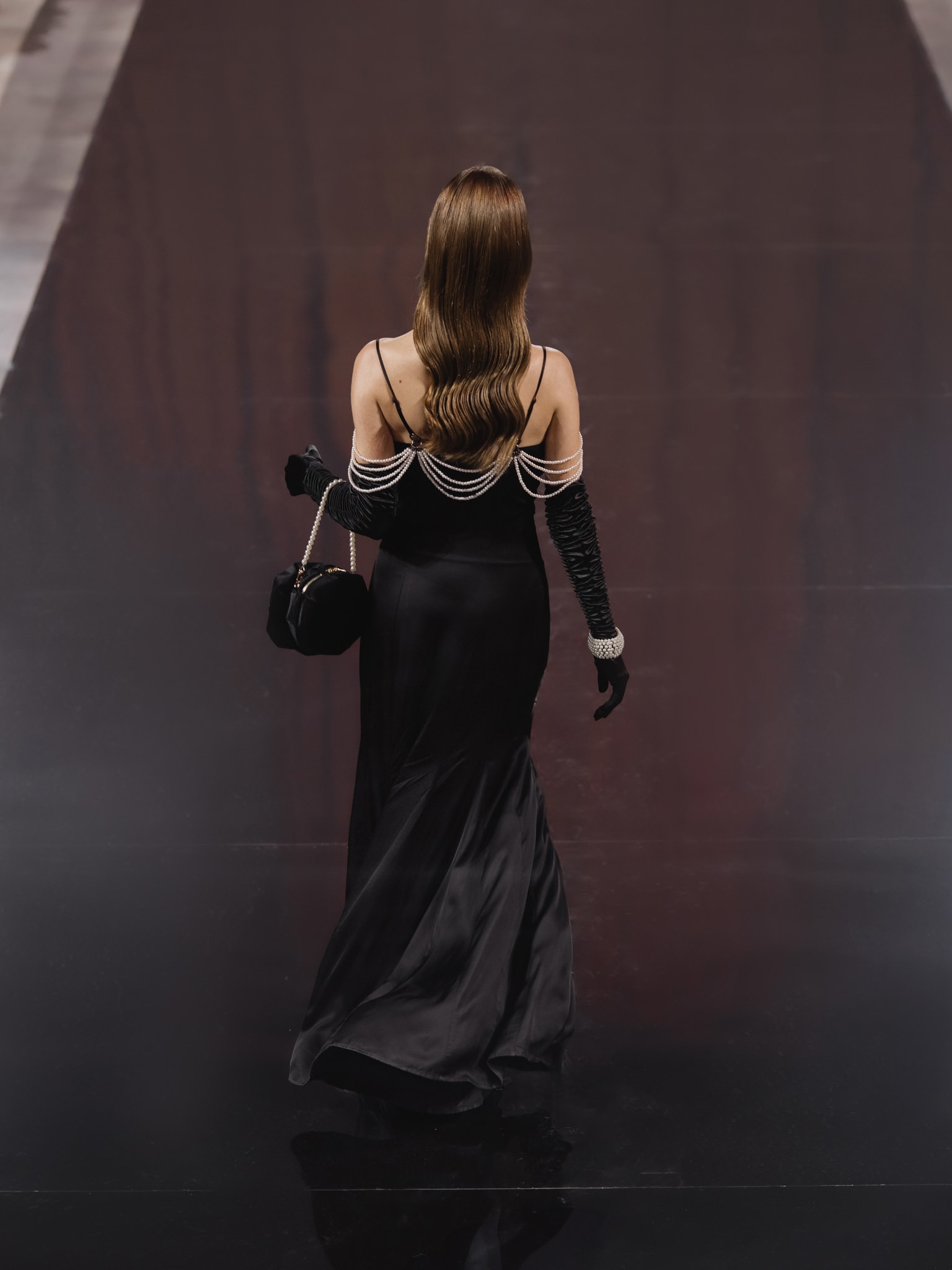 فستان ماكسي مع ديكور لؤلؤي على الصدر