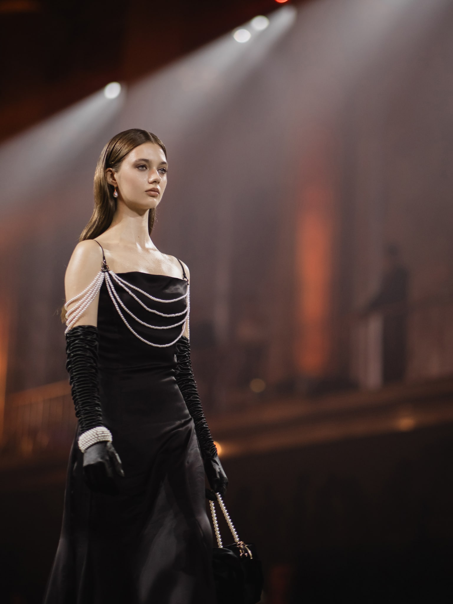 فستان ماكسي مع ديكور لؤلؤي على الصدر