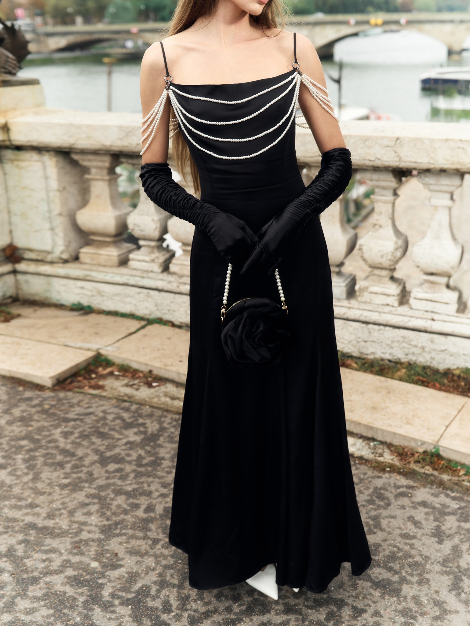 فستان ماكسي مع ديكور لؤلؤي على الصدر