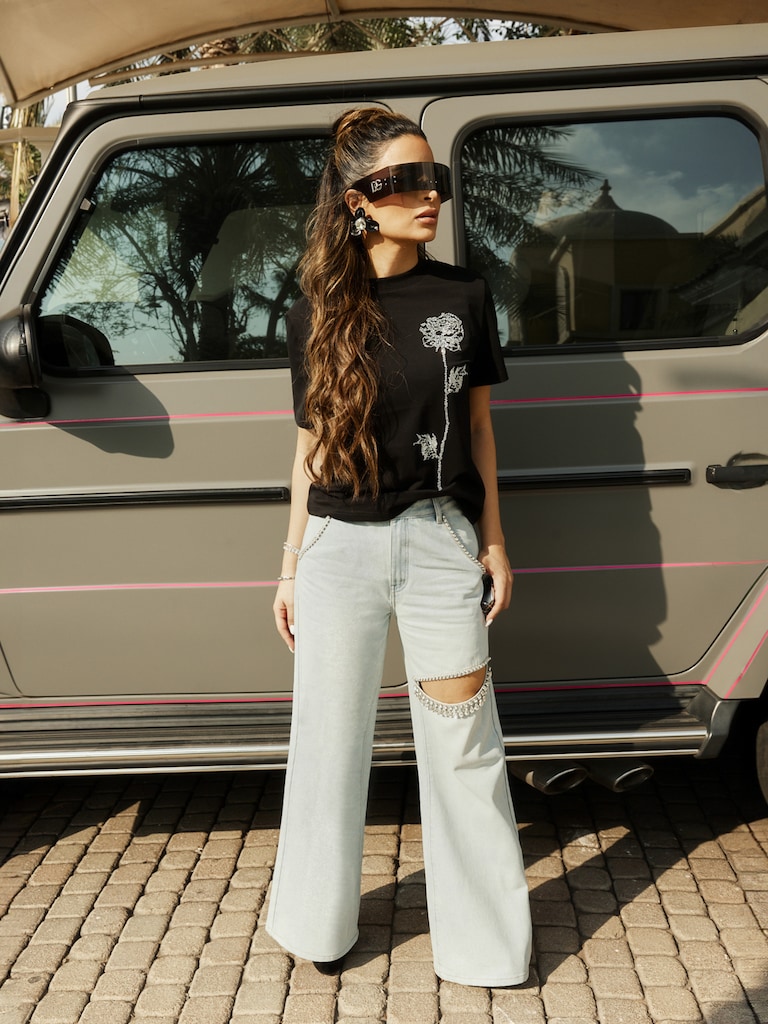 Свободные джинсы с разрезом на штанине и стразовым декором