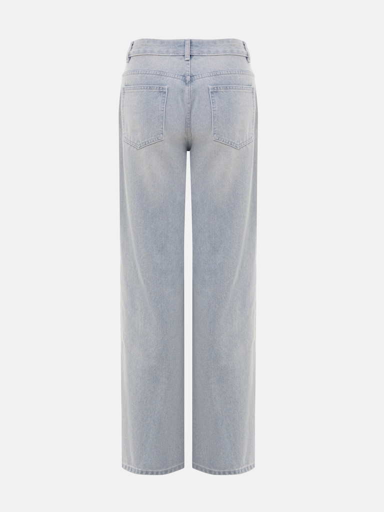 Свободные джинсы с разрезом на штанине и стразовым декором