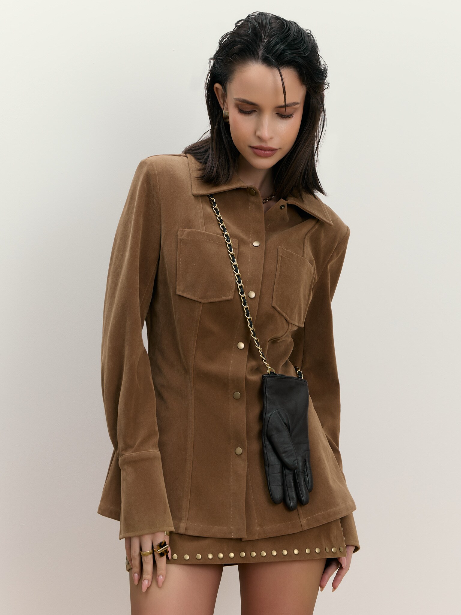 Chemise ajustée et évasée en éco-suède