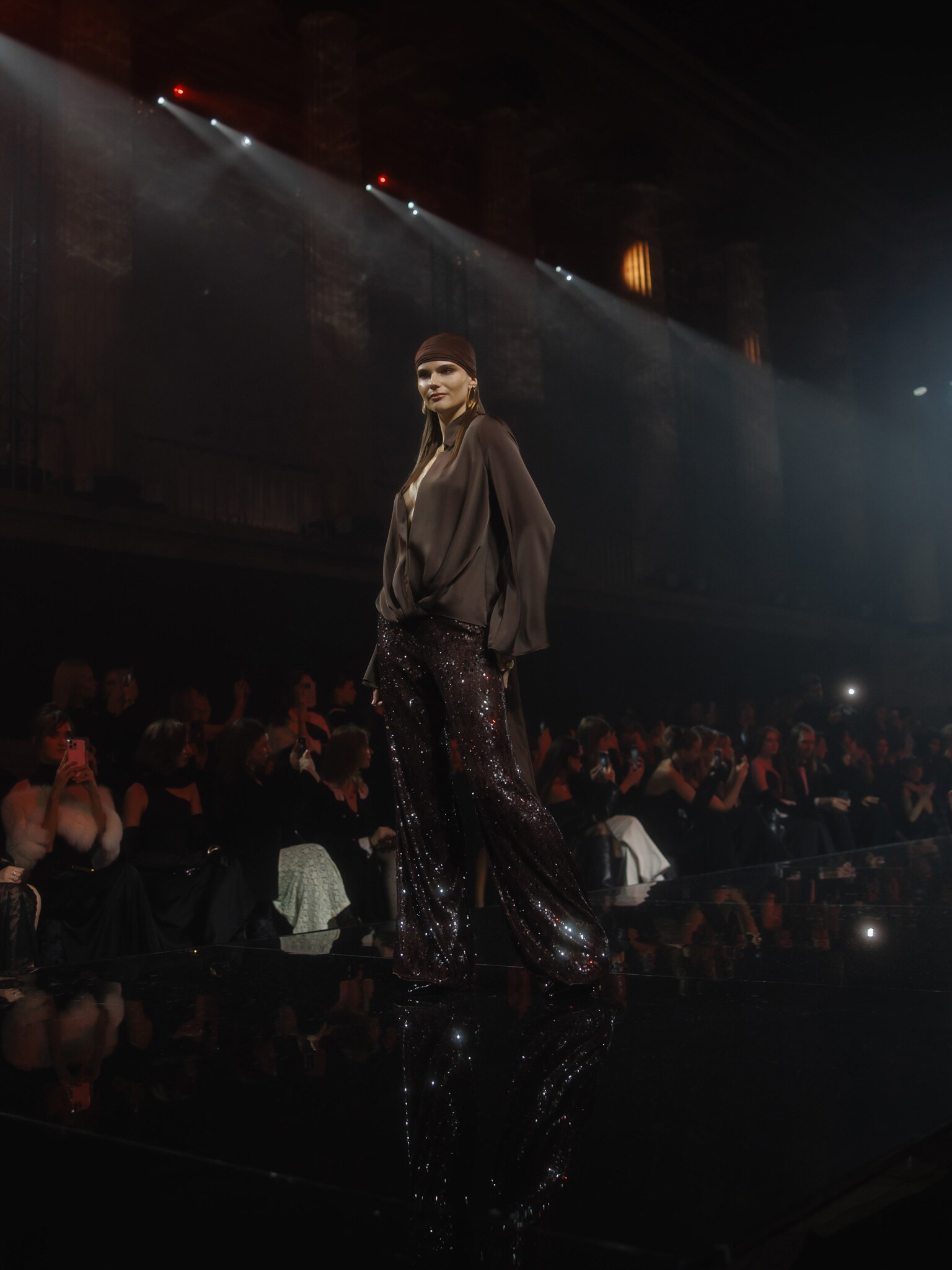 Satinbluse mit voluminösen Ärmeln